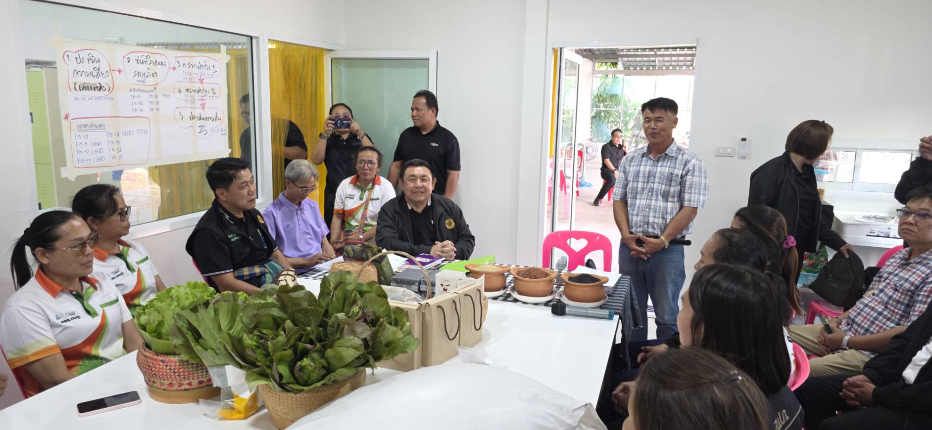 title - เลขาธิการ ส.ป.ก. ลงพื้นที่ตรวจเยี่ยมกลุ่มแปลงใหญ่ข้าวอินทรีย์ และโครงการก่อสร้างบ่อบาดาลฯ ในเขตปฏิรูปที่ดิน จังหวัดร้อยเอ็ด